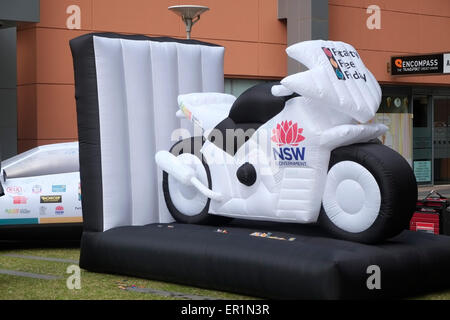 Sydney, Australie. 25 mai, 2015. Voitures gonflables et de moto dans Chippendale Sydney pour encourager la communauté à signer et prenez l'engagement de l'Australie avant de décès vendredi 29 mai 2015 journée sur l'élimination de toutes les victimes de la route en ce jour et la sécurité routière. Modèle : crédit10/Alamy Live News Banque D'Images