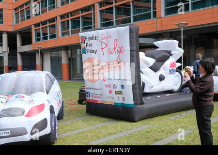 Sydney, Australie. 25 mai, 2015. Voitures gonflables et de moto dans Chippendale Sydney pour encourager la communauté à signer et prenez l'engagement de l'Australie avant de décès vendredi 29 mai 2015 journée sur l'élimination de toutes les victimes de la route en ce jour et la sécurité routière. Modèle : crédit10/Alamy Live News Banque D'Images