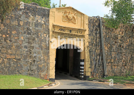 Porte principale d'entrée dans les murs de la ville historique de Fort Frederick, Trincomalee, Sri Lanka, en Asie du 1675 'Dieu et mon Droit' Coat of Arms Banque D'Images