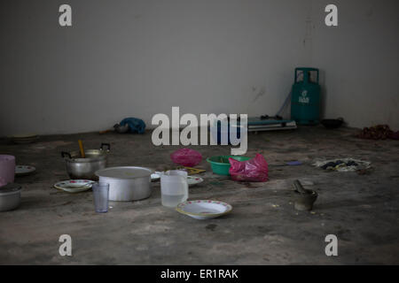 Langkawi, Malaisie. 20 mai, 2015. Vue de la cuisine à l'intérieur de leur appartement dans le bâtiment abandonné, ici à Langkawi.à Kuah district, pas trop loin de la zone touristique de l'île de Langkawi, à proximité de l'aéroport.9 hommes Rohingyas ayant entre 15 et 26 ans, partager un plat à l'intérieur d'un bâtiment abandonné appartenant à leur employeur qu'ils travaillent pour.Après avoir fui leur pays (Myanmar) ''aidé'' par les contrebandiers habituellement à partir de la Thaïlande, et les dépenses pour certains d'entre eux plus de 10 mois à voyager en bateau, ou à pied à l'intérieur de la jungle sauvage, adoptée par l'Thai camp, traités comme des esclaves Banque D'Images