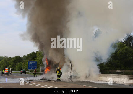 Luedenscheid, Allemagne. 22 mai, 2015. Les pompiers éteindre un camion en feu sur l'autoroute A45 près de Luedenscheid, Allemagne, 22 mai 2015. L'incendie a causé la fermeture de l'A45 en direction de Frankfurt/Main. Le camion qui transporte les fruits écrasés dans les garde-corps en béton du viaduc de Sterbecke causant le chariot de tanks de l'ouvrir. rip Photo : Alex Talash/dpa/Alamy Live News Banque D'Images