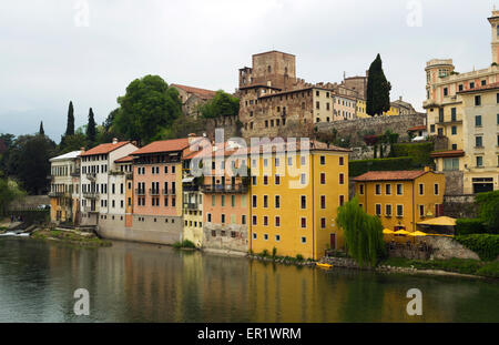 Vue sur le pittoresque village italien, Basano Del Grappa sur la rivière Brenta Banque D'Images