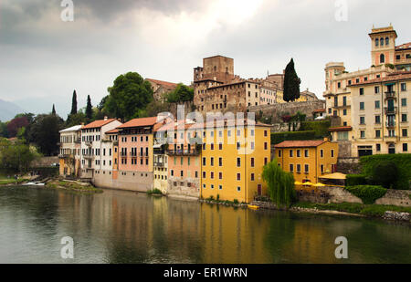 Vue sur la cité médiévale, village italien Basano Del Grappa sur la rivière Brenta Banque D'Images