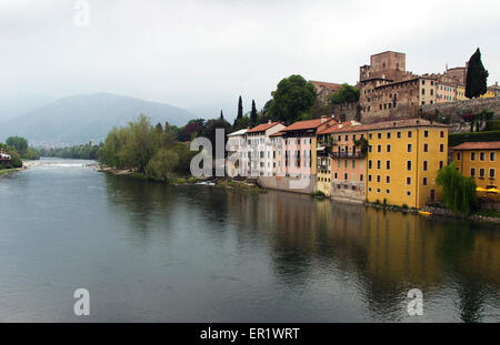 Vue sur le vieux village italien, Basano Del Grappa sur la rivière Brenta Banque D'Images