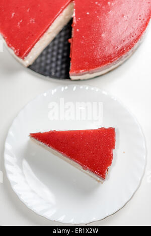 Gâteau fait maison avec des fraises fraîches, le chocolat blanc et le fromage cottage Banque D'Images