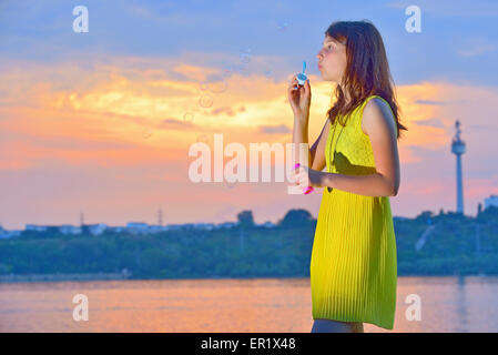 Fille avec des bulles de savon dans la nature Banque D'Images