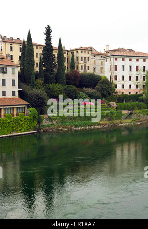 Vue sur le jardin romantique du vieux village italien, Basano Del Grappa sur la rivière Brenta Banque D'Images