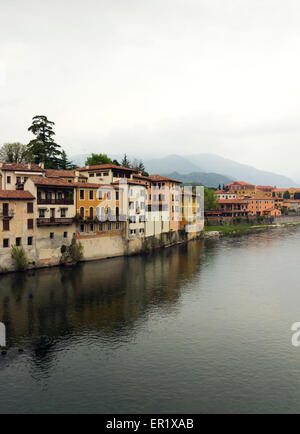 Vue sur les maisons du village italien Basano Del Grappa sur la rivière Brenta Banque D'Images