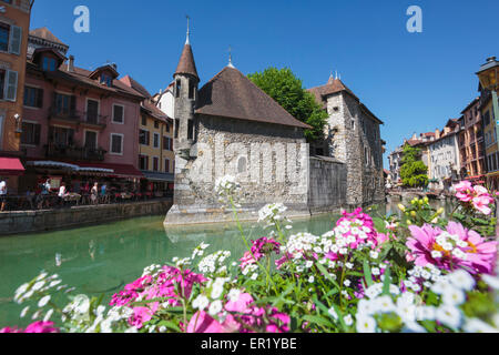 Annecy, Haute-Savoie, Rhône-Alpes, France. Palais de l'Isle au milieu de la rivière Thiou. Banque D'Images