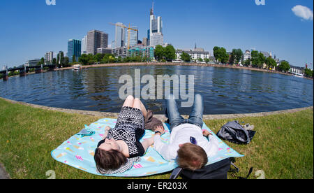 Francfort, Allemagne. 22 mai, 2015. Un jeune couple profite de l'ambiance chaleureuse et ensoleillée sous ciel bleu sur la rive de la rivière Main à Francfort, Allemagne, 22 mai 2015. Photo : Christoph Schmidt/dpa/Alamy Live News Banque D'Images