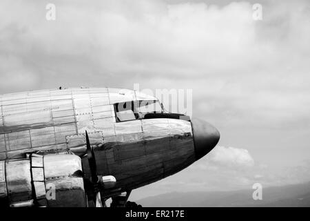 Classic Douglas DC-3 C-47 avions de ligne avant du fuselage en noir et blanc contre un ciel nuageux Banque D'Images