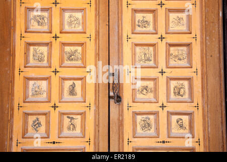 Sur la place principale de porte avec des images de Cervantes livres ; la Plaza Mayor ; ; Tembleque Castille La Manche, Espagne Banque D'Images