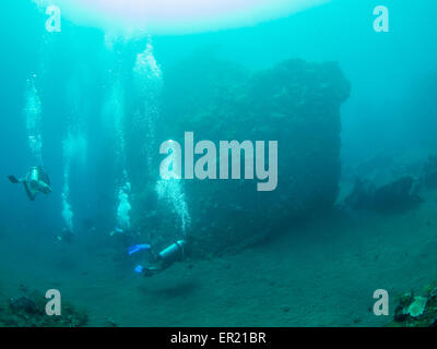 Groupe de plongeurs à la découverte de la célèbre épave USS Liberty à Tulamben sur Bali, Indonésie Banque D'Images