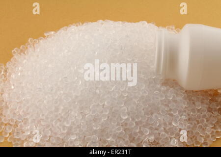 Petit groupe isolé de granules de plastique blanc, recueillies à partir d'une bouteille de plastique blanc. Banque D'Images