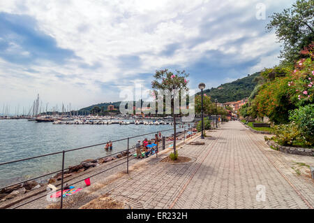 Porto Venere, Italie - 20 juillet 2014 : les habitants et les touristes profiter de la plage et de la ville de Fezzano, Italie. Fezzano est situé à La Spezia Banque D'Images