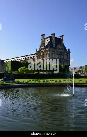 Jardin des Tuileries (Jardin des Tuliers) Lac Fontaine, le Musée du Louvre (Musée du Louvre), 1ème arrondissement, Paris, France Banque D'Images