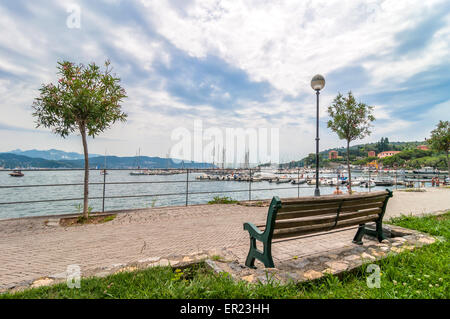 Porto Venere, Italie - 20 juillet 2014 : les habitants et les touristes profiter de la plage et de la ville de Fezzano, Italie. Fezzano est situé à La Spezia Banque D'Images