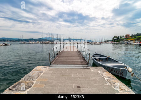 Porto Venere, Italie - 20 juillet 2014 : les habitants et les touristes profiter de la plage et de la ville de Fezzano, Italie. Fezzano est situé à La Spezia Banque D'Images