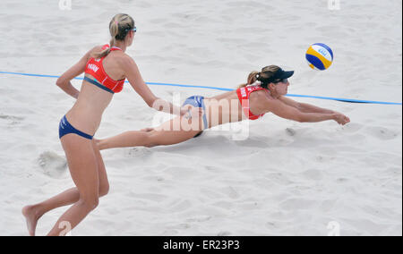 Prague, République tchèque. 24 mai, 2015. La deuxième placé Sarah Pavan, gauche, et Heather Bansley provenant du Canada en action pendant le tour du monde de volleyball de plage femmes Prague FIVB Open match contre Barbara Seixas et Agatha Bednarczuk (BRA) à Prague, République tchèque, le dimanche, 24 mai, 2015. © Michal Dolezal/CTK Photo/Alamy Live News Banque D'Images