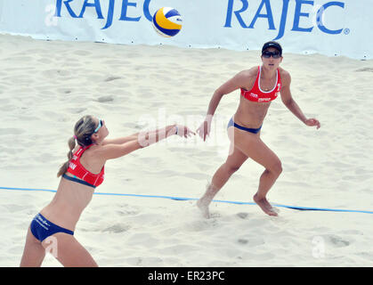 Prague, République tchèque. 24 mai, 2015. La deuxième placé Sarah Pavan, gauche, et Heather Bansley provenant du Canada en action pendant le tour du monde de volleyball de plage femmes Prague FIVB Open match contre Barbara Seixas et Agatha Bednarczuk (BRA) à Prague, République tchèque, le dimanche, 24 mai, 2015. © Michal Dolezal/CTK Photo/Alamy Live News Banque D'Images