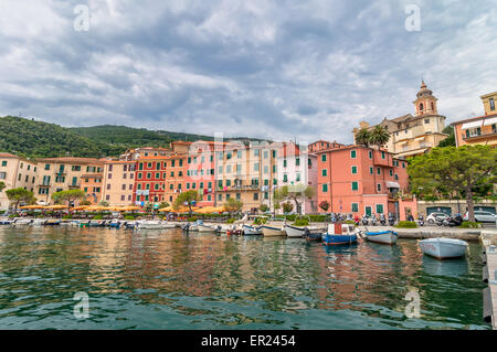 Porto Venere, Italie - 20 juillet 2014 : les habitants et les touristes profiter de la plage et de la ville de Fezzano, Italie. Fezzano est situé à La Spezia Banque D'Images