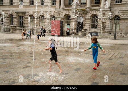 Somerset House. Enfants jouant dans les fontaines. Banque D'Images