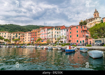 Porto Venere, Italie - 20 juillet 2014 : les habitants et les touristes profiter de la plage et de la ville de Fezzano, Italie. Fezzano est situé à La Spezia Banque D'Images