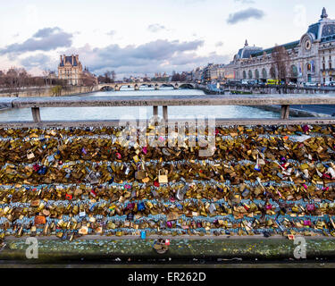 Nous peser le pont-passerelle Leopold-Sedar Senghor, Pont de Solferino sur la Seine, Paris Banque D'Images