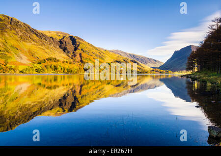 Robinson est tombé et Fleetwith Pike reflète dans la hure. Lake District, Cumbria, Angleterre. Banque D'Images