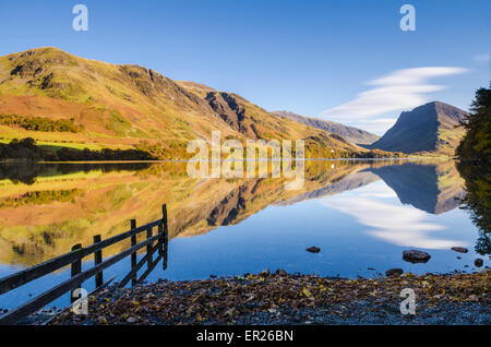 Snockrigg élevé et Robinson fells et Fleetwith Pike reflète dans la hure. Lake District, Cumbria, Angleterre. Banque D'Images