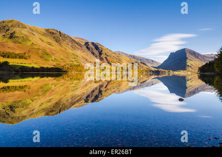 Snockrigg élevé et Robinson fells et Fleetwith Pike reflète dans la hure. Lake District, Cumbria, Angleterre. Banque D'Images