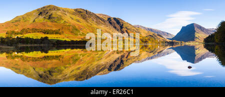 Panorama de l'Snockrigg élevé et Robinson fells et Fleetwith Pike reflète dans la hure. Lake District, Cumbria, Angleterre. Banque D'Images