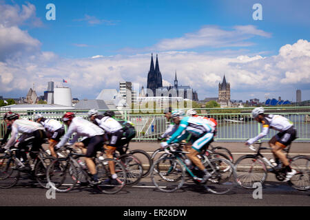 Europa, Deutschland, Nordrhein-Westfalen, Koeln, Radrennen Rund um Koeln, Fahrer auf der Bruecke Deutzer. - L'Europe, l'Allemagne, N Banque D'Images