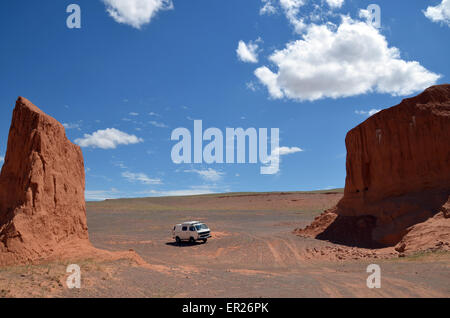 Ma voiture à falaises de Bayanzag, également connu sous le nom de Flaming Cliffs, dans le désert de Gobi China, la Mongolie. Banque D'Images