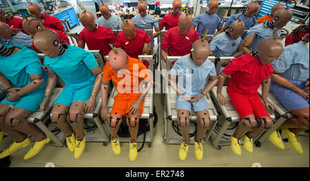 Sindelfingen, Allemagne. Le 11 mai, 2015. Crash Test Dummies sont alignés dans le faux atelier de l'usine Mercedes-Benz à Sindelfingen, Allemagne, 11 mai 2015. Photo : Marijan Murat/dpa/Alamy Live News Banque D'Images