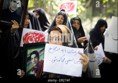 Téhéran, Iran. 25 mai, 2015. Les femmes iraniennes prendre part à une manifestation devant l'Office des Nations Unies à Téhéran, Iran, le 25 mai 2015. Des centaines d'iraniennes se sont rassemblés en face de l'Office des Nations Unies à Téhéran le lundi pour protester contre l'Arabie-conduit des grèves sur le Yémen. © Ahmad Halabisaz/Xinhua/Alamy Live News Banque D'Images