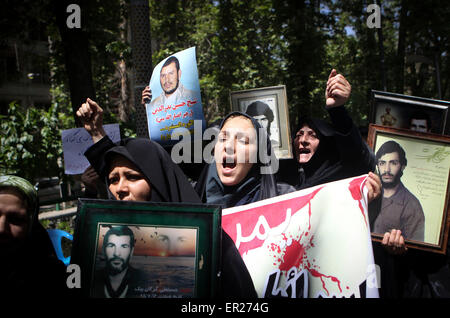 Téhéran, Iran. 25 mai, 2015. Les femmes iraniennes crier des slogans au cours d'une manifestation en face de l'Office des Nations Unies à Téhéran, Iran, le 25 mai 2015. Des centaines d'iraniennes se sont rassemblés en face de l'Office des Nations Unies à Téhéran le lundi pour protester contre l'Arabie-conduit des grèves sur le Yémen. © Ahmad Halabisaz/Xinhua/Alamy Live News Banque D'Images