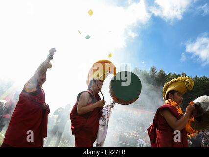 Kangding, la province chinoise du Sichuan. 25 mai, 2015. Monks assister à un pèlerinage au mont Paoma équitable de Kangding dans la préfecture autonome tibétaine de Ganzi, dans le sud-ouest de la province chinoise du Sichuan, le 25 mai 2015. La naissance de Bouddha, le huitième jour d'avril selon le calendrier lunaire chinois, tombe le 25 mai cette année. Le pèlerinage s'est tenu au Mont Paoma, qui peut remontent à plus de 1 000 ans, est un festival annuel pour célébrer la naissance de Bouddha. © Jiang Hongjing/Xinhua/Alamy Live News Banque D'Images