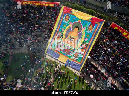 Kangding, la province chinoise du Sichuan. 25 mai, 2015. Les résidents de participer à un pèlerinage au mont Paoma équitable de Kangding dans la préfecture autonome tibétaine de Ganzi, dans le sud-ouest de la province chinoise du Sichuan, le 25 mai 2015. La naissance de Bouddha, le huitième jour d'avril selon le calendrier lunaire chinois, tombe le 25 mai cette année. Le pèlerinage s'est tenu au Mont Paoma, qui peut remontent à plus de 1 000 ans, est un festival annuel pour célébrer la naissance de Bouddha. © Jiang Hongjing/Xinhua/Alamy Live News Banque D'Images