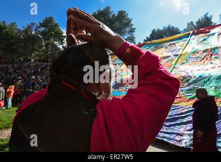 Kangding, la province chinoise du Sichuan. 25 mai, 2015. Les résidents de participer à un pèlerinage au mont Paoma équitable de Kangding dans la préfecture autonome tibétaine de Ganzi, dans le sud-ouest de la province chinoise du Sichuan, le 25 mai 2015. La naissance de Bouddha, le huitième jour d'avril selon le calendrier lunaire chinois, tombe le 25 mai cette année. Le pèlerinage s'est tenu au Mont Paoma, qui peut remontent à plus de 1 000 ans, est un festival annuel pour célébrer la naissance de Bouddha. © Jiang Hongjing/Xinhua/Alamy Live News Banque D'Images