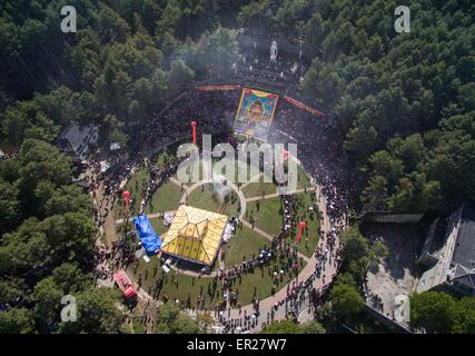 Kangding, la province chinoise du Sichuan. 25 mai, 2015. Les résidents de participer à un pèlerinage au mont Paoma équitable de Kangding dans la préfecture autonome tibétaine de Ganzi, dans le sud-ouest de la province chinoise du Sichuan, le 25 mai 2015. La naissance de Bouddha, le huitième jour d'avril selon le calendrier lunaire chinois, tombe le 25 mai cette année. Le pèlerinage s'est tenu au Mont Paoma, qui peut remontent à plus de 1 000 ans, est un festival annuel pour célébrer la naissance de Bouddha. © Jiang Hongjing/Xinhua/Alamy Live News Banque D'Images