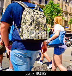 Sac Homme à l'arrière, les femmes sac sur son épaule. Barcelone, Catalogne, Espagne. Banque D'Images