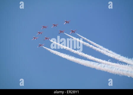 Blackpool, Royaume-Uni. 25 mai, 2015. Des flèches rouges effectuer le long de South Beach à Blackpool cet après-midi.Le show est un coup de pouce pour le complexe comme les visites tour jusqu'en grand nombre pour voir le spectacle aérien Crédit : Gary Telford/Alamy live news Banque D'Images