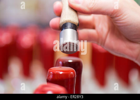 Klipphausen, Allemagne. 19 mai, 2015. Les joints d'un employé une bouteille d'alcool de la distillerie de Meissen 'Prinz zur Lippe' (lit. Prince de Lippe) à Klipphausen, Allemagne, 19 mai 2015. Le vignoble Schloss Proschwitz (lit. Le Château de Proschwitz) a été également produire des spiritueux depuis 1998. L'un de ses produits est le premier whisky de l'état allemand de Basse-Saxe. Photo : Arno Burgi/dpa/Alamy Live News Banque D'Images