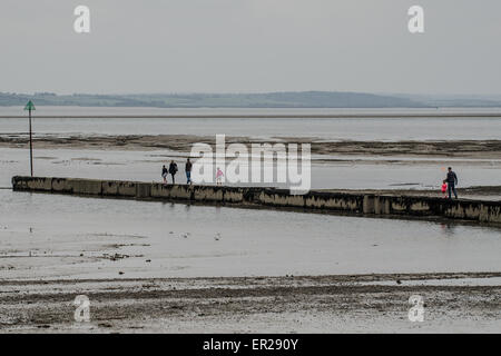 Les visiteurs de la station balnéaire de Southend-on-Sea, Essex, le lundi jour férié de la Banque, profitent du temps couvert sur la plage Banque D'Images