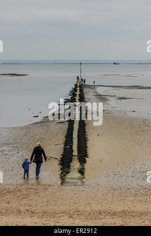 Les visiteurs de la station balnéaire de Southend-on-Sea, Essex, le lundi jour férié de la Banque, profitent du temps couvert sur la plage Banque D'Images