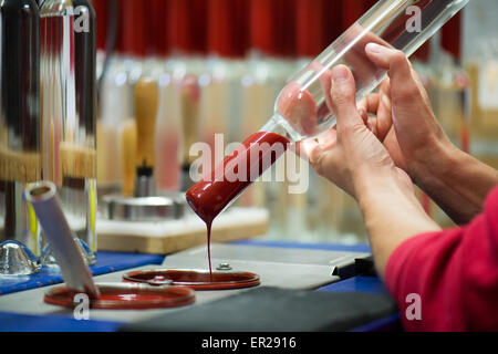 Klipphausen, Allemagne. 19 mai, 2015. Les joints d'un employé une bouteille d'alcool de la distillerie de Meissen 'Prinz zur Lippe' (lit. Prince de Lippe) à Klipphausen, Allemagne, 19 mai 2015. Le vignoble Schloss Proschwitz (lit. Le Château de Proschwitz) a été également produire des spiritueux depuis 1998. L'un de ses produits est le premier whisky de l'état allemand de Basse-Saxe. Photo : Arno Burgi/dpa/Alamy Live News Banque D'Images