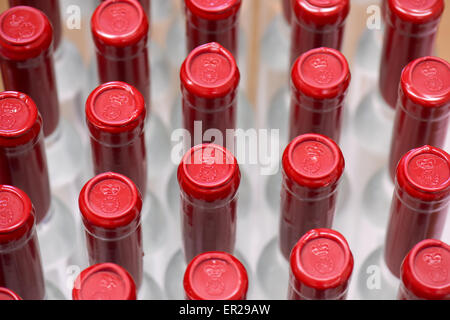 Klipphausen, Allemagne. 19 mai, 2015. Bouteille d'alcool de la distillerie de Meissen 'Prinz zur Lippe' (lit. Prince de Lippe) sont scellées dans Klipphausen, Allemagne, 19 mai 2015. Le vignoble Schloss Proschwitz (lit. Le Château de Proschwitz) a été également produire des spiritueux depuis 1998. L'un de ses produits est le premier whisky de l'état allemand de Basse-Saxe. Photo : Arno Burgi/dpa/Alamy Live News Banque D'Images