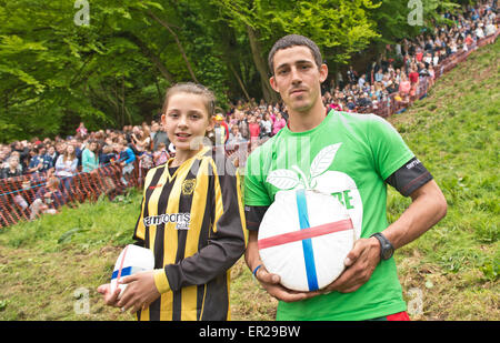 Coopers Hill, Gloucestershire, Royaume-Uni. 25 mai, 2015. Le matériel roulant à la course annuelle de fromage Coopers Hill dans le Gloucestershire.La 14 fois vainqueur de la course pour hommes Chris Anderson & sa nièce Kaylie gagnant de la course juniors avec leur prix une chambre double fromage de Gloucester. Crédit : charlie bryan/Alamy Live News Banque D'Images