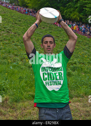Coopers Hill, Gloucestershire, Royaume-Uni. 25 mai, 2015. Le matériel roulant à la course annuelle de fromage Coopers Hill dans le Gloucestershire.La 14 fois vainqueur de la course pour hommes Chris Anderson avec son prix un double fromage de Gloucester. Crédit : charlie bryan/Alamy Live News Banque D'Images
